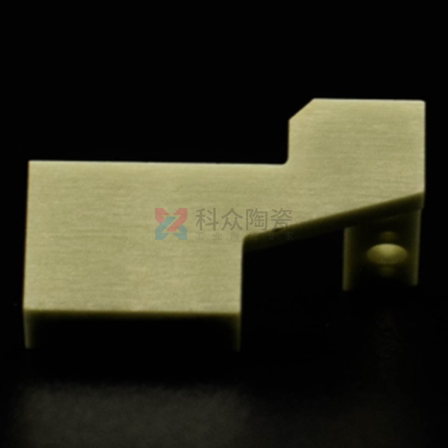 在工業(yè)行業(yè)中，科眾陶瓷廠是一家生產(chǎn)氧化鋯氧化鋁陶瓷零件廠家，在加工工藝上有特殊的優(yōu)勢存在，今天給大家介紹一種加工成型工藝，陶瓷注塑加工。